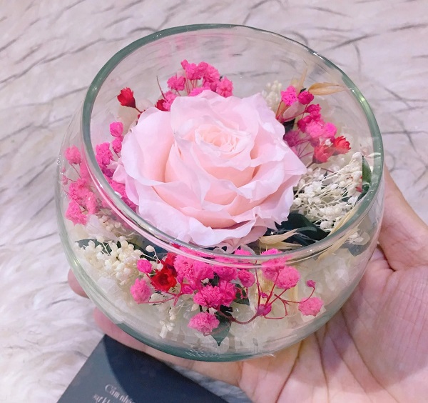 Tặng hoa trong lọ thủy tinh