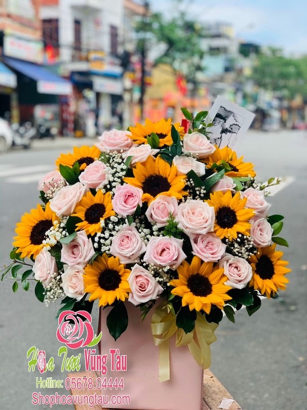 Giỏ hoa hồng mix với hoa hướng dương