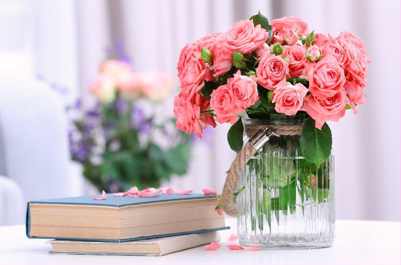 Cắm hoa hồng lọ thủy tinh dáng thấp