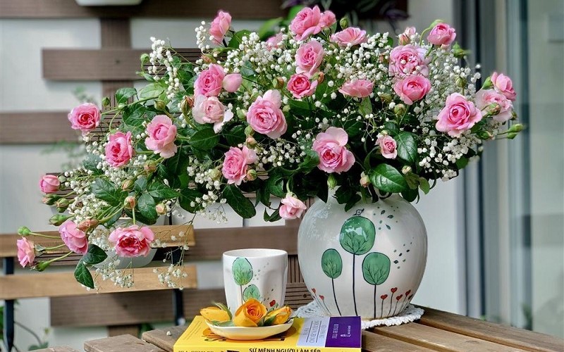 Cách cắm hoa hồng với bình sứ