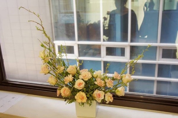 Cách cắm hoa hồng ánh trăng khuyết