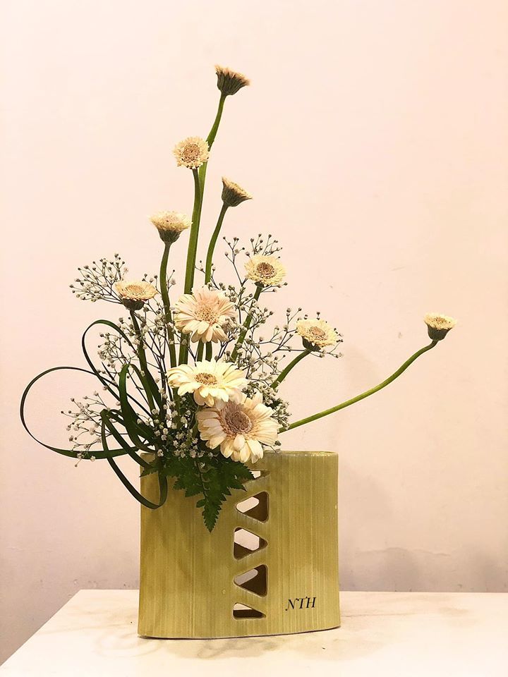 Cách cắm Hoa Đồng Tiền hình chữ L