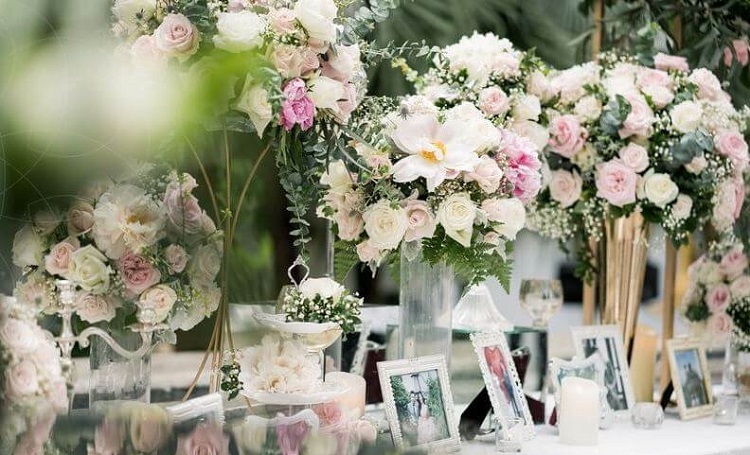 trang trí lễ đính hôn bằng hoa hồng