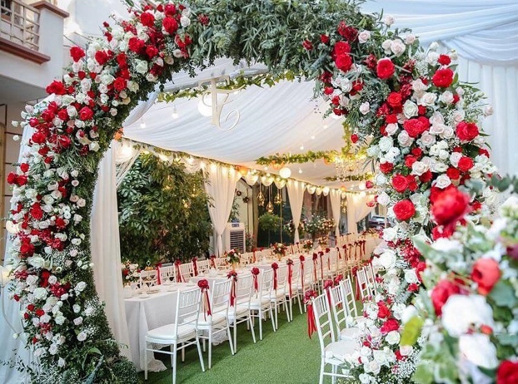 trang trí lễ đính hôn bằng hoa hồng