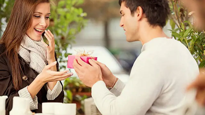 Cách chọn mua quà giáng sinh cho bạn gái mới quen