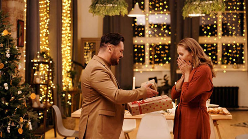 Chọn quà noel cho vợ: gợi ý 15 món phù hợp và ý nghĩa nhất