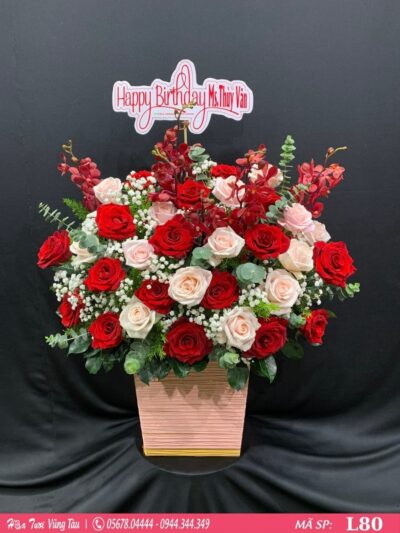 lẵng hoa hồng đỏ được phối cùng lan mokara đỏ