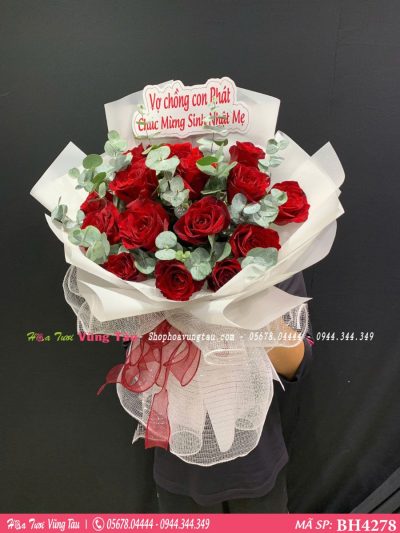 bó hoa hồng đỏ giấy trắng đẹp bh4278