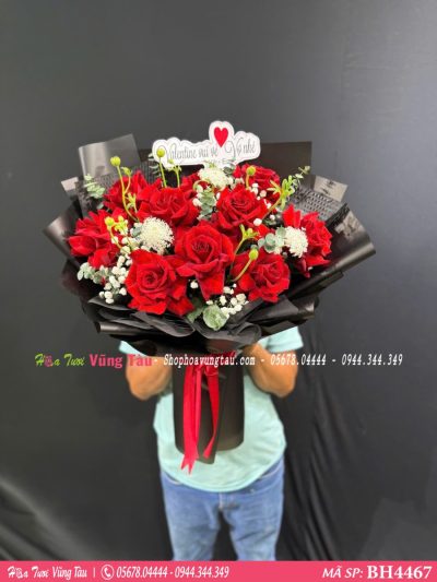 bó hoa hồng đỏ giấy đen đẹp bh4467